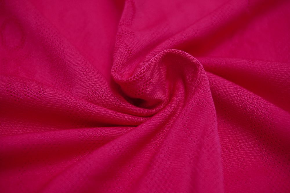 What are the characteristics of polyester fabric in the application of clothing fabrics?